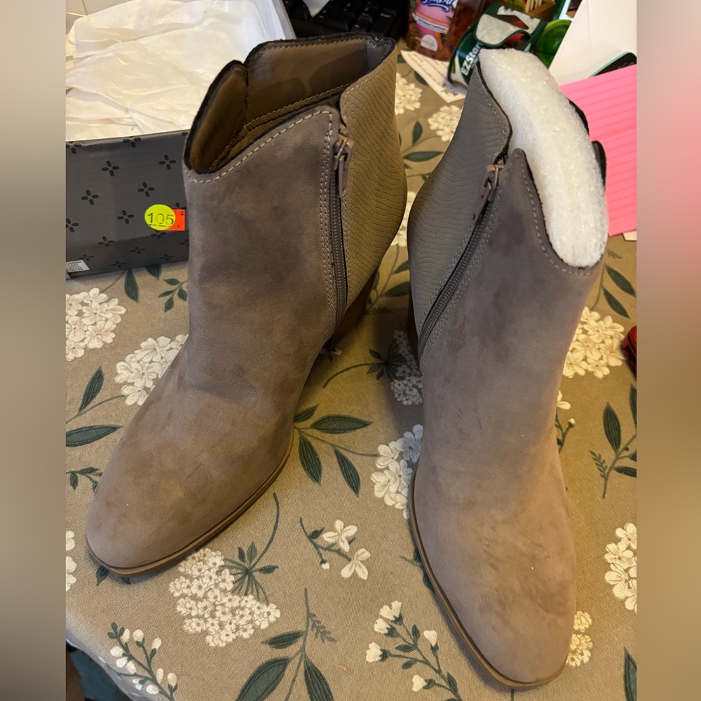 Sun & Stone Gracey Taupe Side Zippered Chunky Heel Boots. Size 9.5 Medium. NIB.